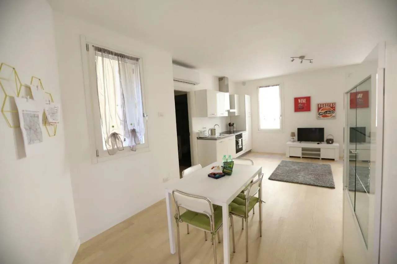 Laura'S Home - I Navigli Che Vorrei Milan 0*,